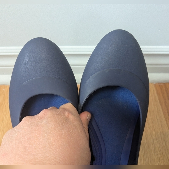 CROCS women Wedge Shoes Navy Blue Almond Tip Size 11 - Picture 7 of 9